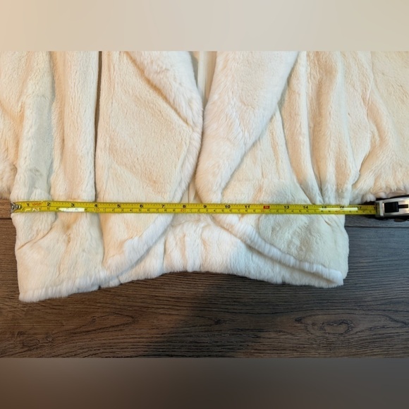 Louis Vuitton 100% Weasel Fur Cropped Jacket – Ivory – FR 38 (US 6) - Picture 10 of 16